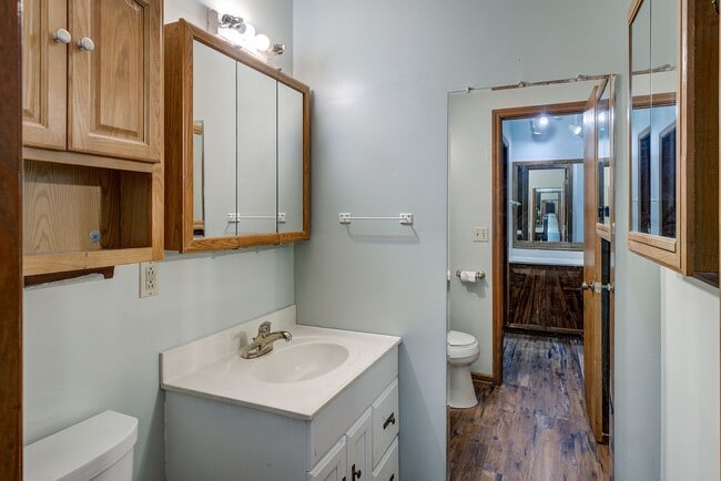 Building Photo - Large home in a beautiful setting close to all JC amenities