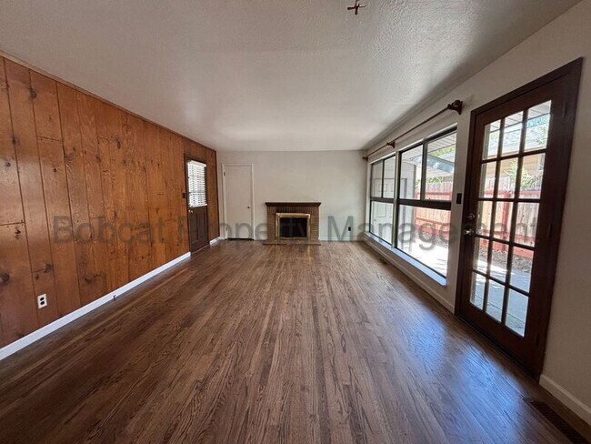 Building Photo - 750 Crain St