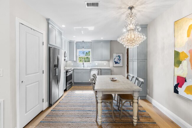 Building Photo - ** OLDE NAPLES ** 2 BED / 1 BATH - CONDO - TURNKEY - 3 BLOCKS FROM GULF - SEASONAL OR SHORT TERM