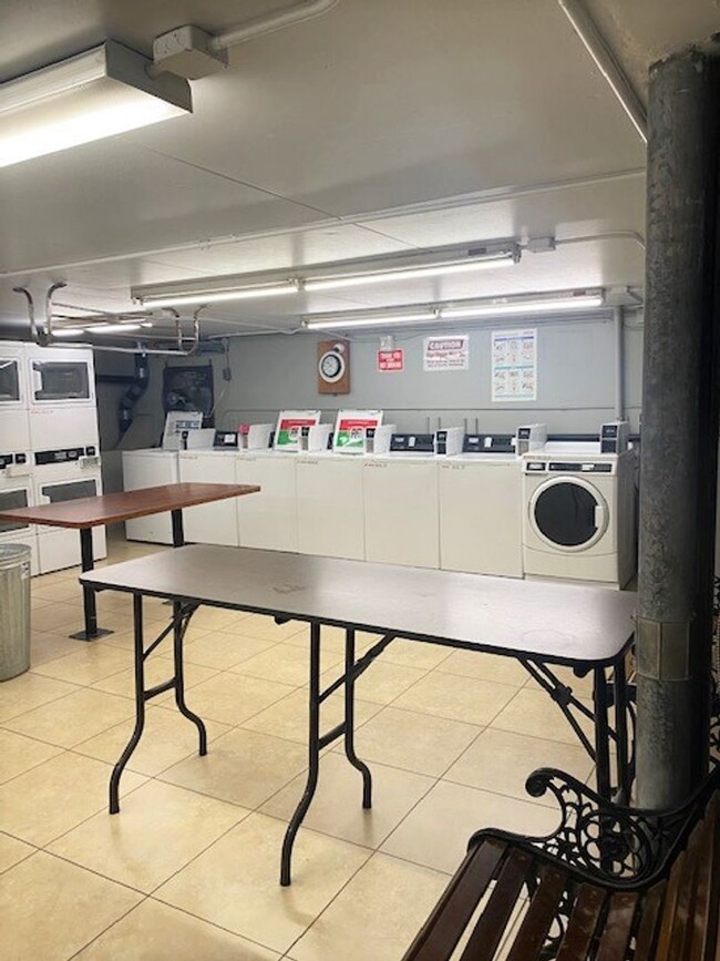 Building Photo - Renovated studio unit at the Five Regents