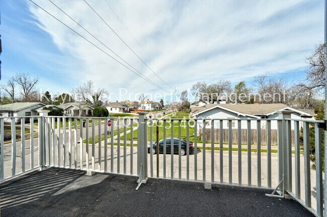 Building Photo - Charming 2-Bed, 1-Bath Upstairs Duplex Near the Paseo District