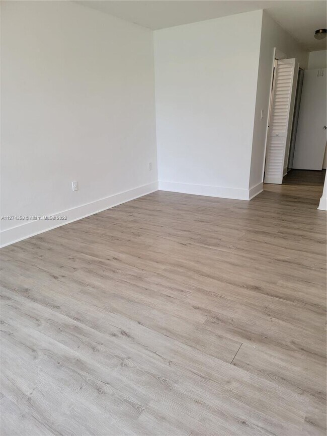 Building Photo - 1351 NE 191st St