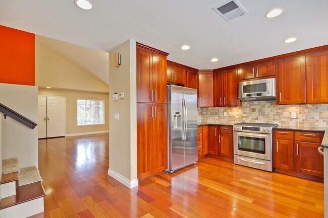 Building Photo - Awesome 3 Bedroom  Home Near Rivermark Plaza!