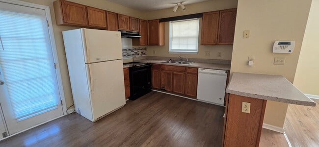 Building Photo - READY TO MOVE IN! 3 BEDS/2 BATHS!