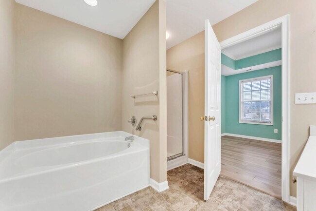 Building Photo - Spacious 3BR, 2BA Townhome with 2-Car Garage & Fireplace $1850/mo rent***