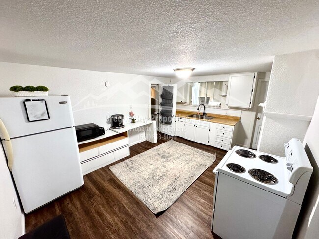 Building Photo - Bay Park Lane Duplex