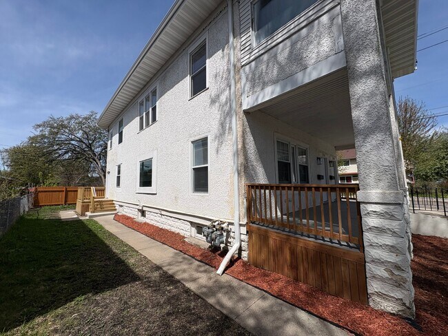 Building Photo - 1239 Knox Ave N
