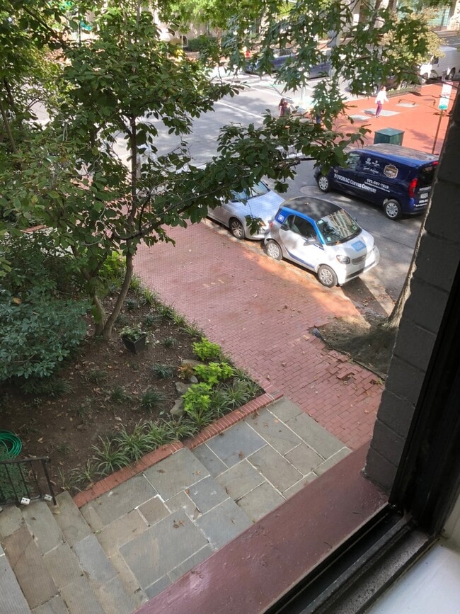 Building Photo - West End Giant