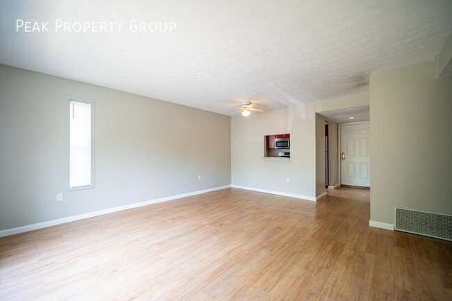 Building Photo - Available in May! Located on a quiet stree...