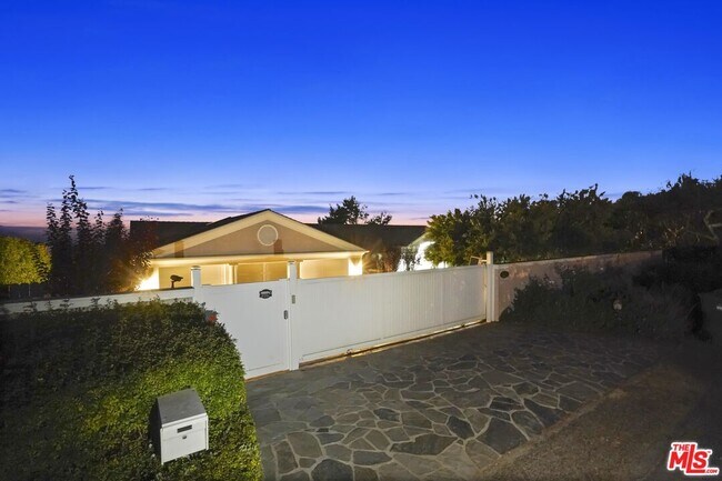 Building Photo - 7335 Birdview Ave