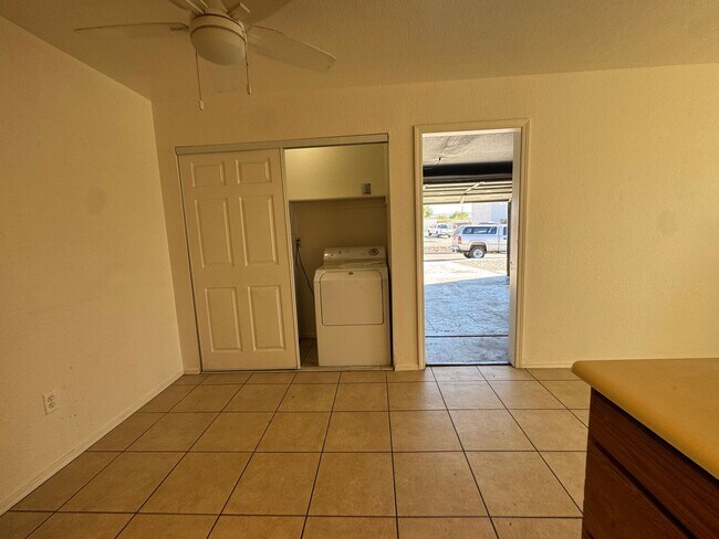 Building Photo - 3BR Duplex with gated yard and Garage