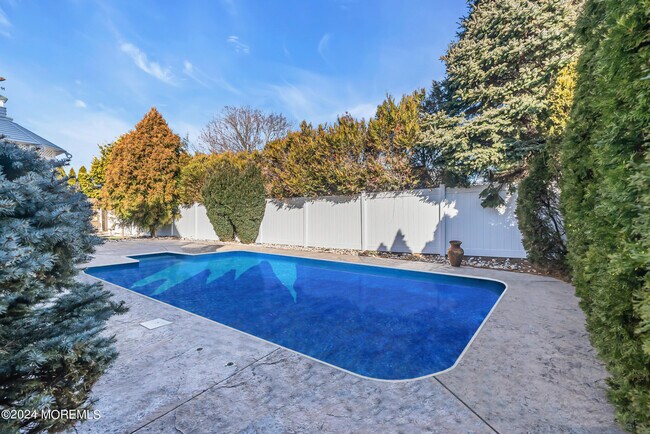 Building Photo - 215 Hollywood Ave