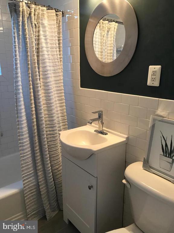 Building Photo - 212 Oakwood St SE