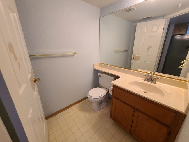 Building Photo - Charming 2 Bedroom Townhouse in Castro Val...