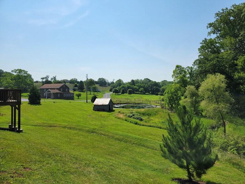 Building Photo - 459 Gates Rd