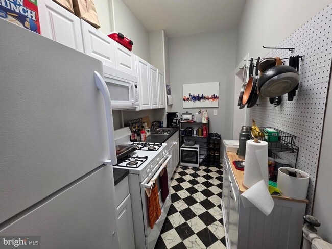 Building Photo - 106 S Patterson Park Ave