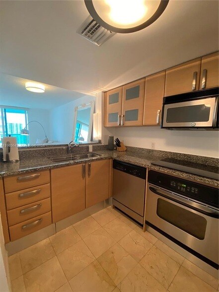 Building Photo - 2101 Brickell Ave