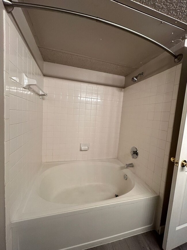 Building Photo - 2Br/2Ba Townhouse with Attached Garage