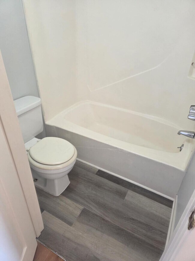 Building Photo - 14 Cape Dr NW