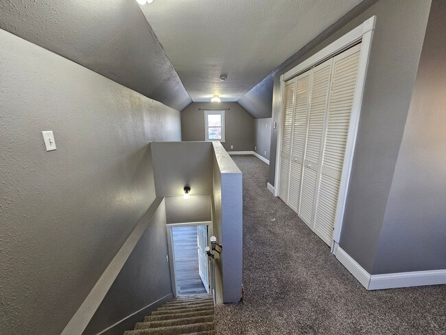 Building Photo - 3 bedroom, 1 bath home with attached garage, off Mt. Vernon Rd.