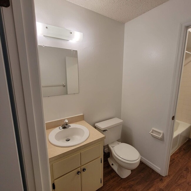 Building Photo - 2 bed 1.5 bath just remodeled