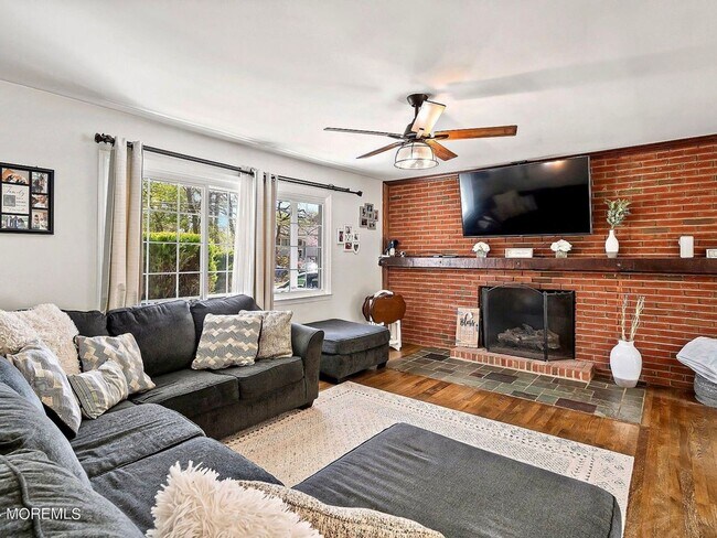 Building Photo - Charming & Cozy Ranch with Spacious Backya...