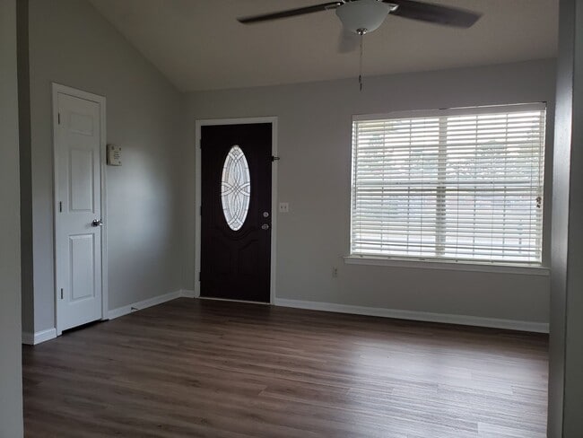 Building Photo - AVAILABLE NOW! (Pet Friendly)