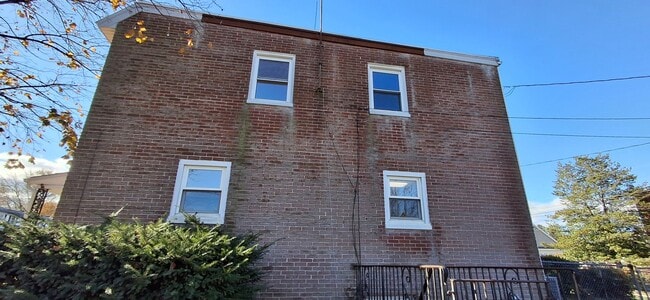 Building Photo - 3 Bedroom 1.5 Bathroom Available in Lancaster!