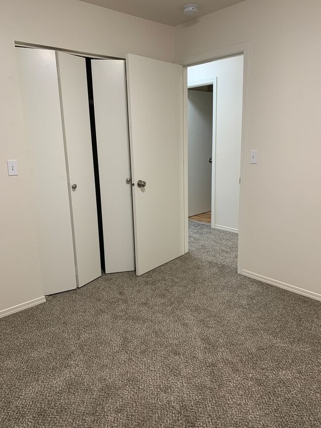 Building Photo - 3 Bdrm, 1 & 1/2 Ba | Muldoon & E 36th Ave ...