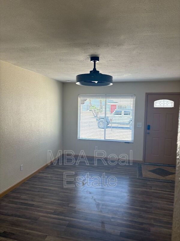 Building Photo - 4027 E Windrose Dr