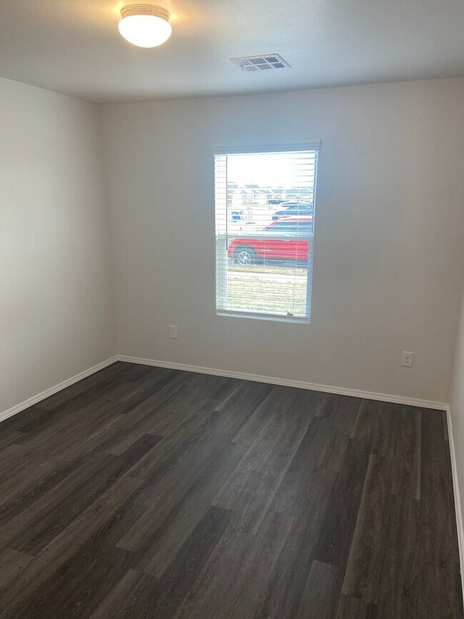 Building Photo - *Pre-leasing* Three Bedroom | Two Bathroom...