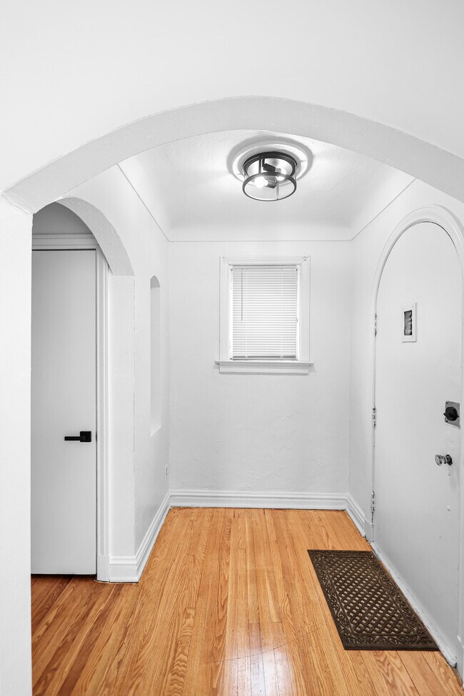 Building Photo - 6026 N Pointe Blvd