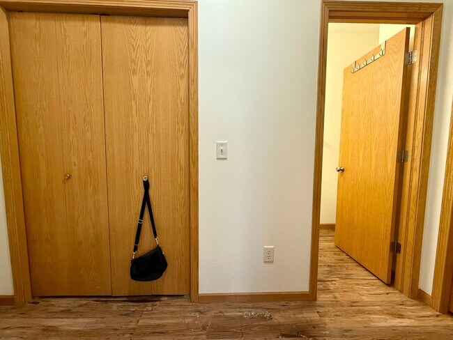Building Photo - Lovely 3BR/3BA Otsego End Unit Townhome Available June!