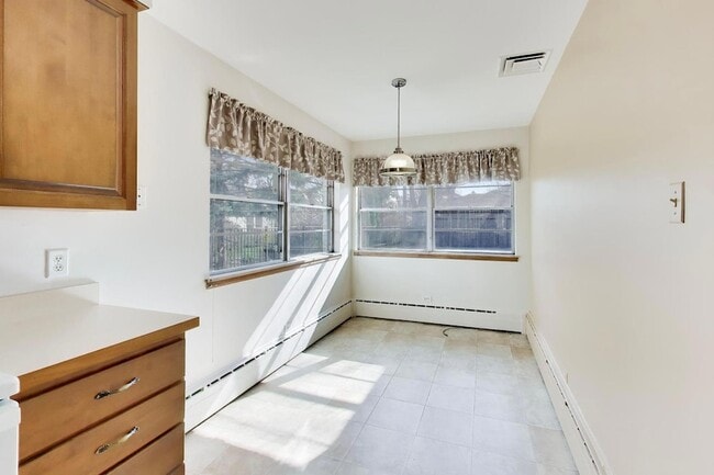 Building Photo - 545 Thatcher Ave