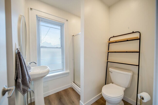 Building Photo - Massive 10 Bedroom Newly Renovated House P...