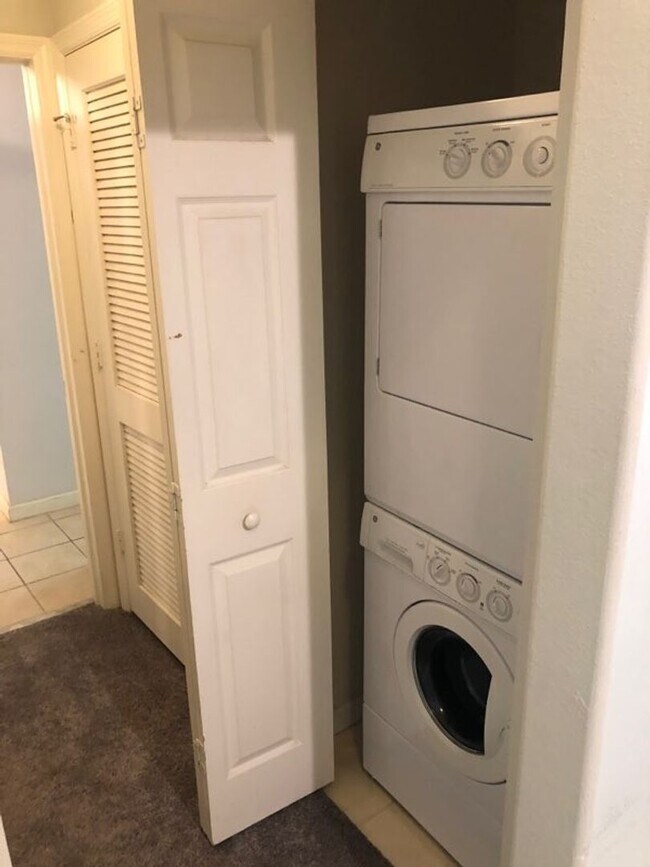 Building Photo - Beautiful 1/1 condo with great amenities