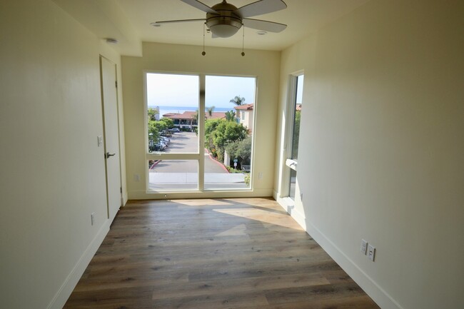 Building Photo - Modern 3BD/2.5BA in La Jolla! Private Doub...