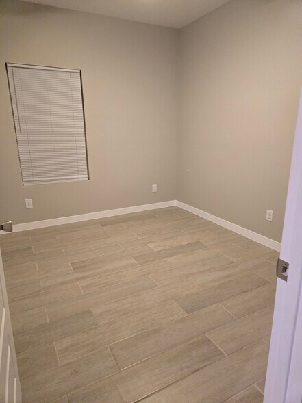 Building Photo - 705 Deanne Dr