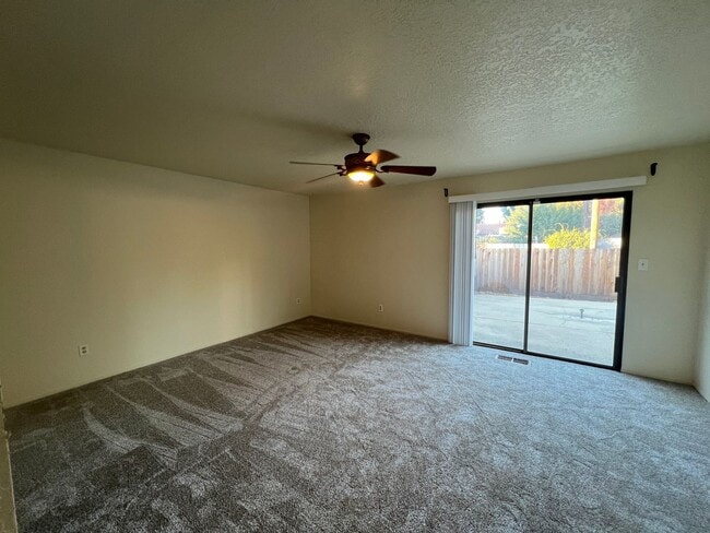 Building Photo - Single story home located in Lakewood Elementary School District!