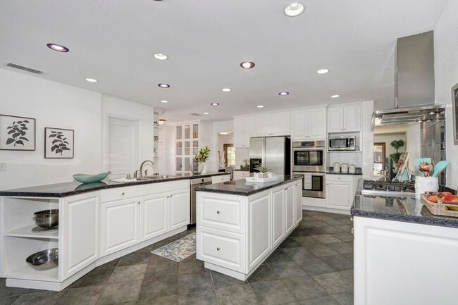 Building Photo - Stunning Central Davis Home