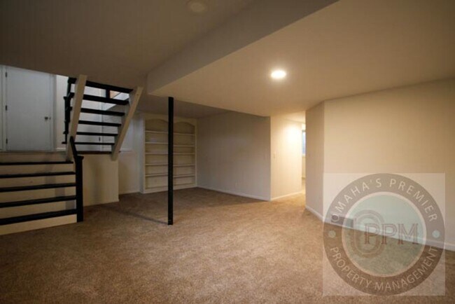 Building Photo - Spacious 4-bedroom, 3-bath home in Omaha