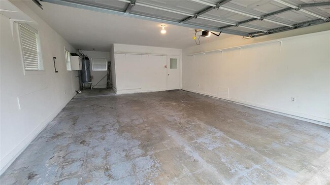Building Photo - 215 Pine Shadow Dr