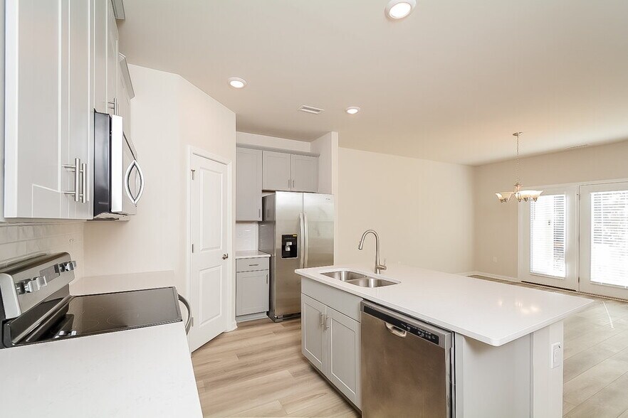 Building Photo - 206 Brook Farm Ln