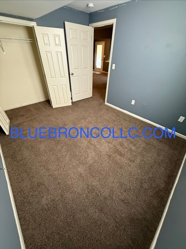 Building Photo - Spacious unit with Beautiful hardwood floors and nice touches throughout!