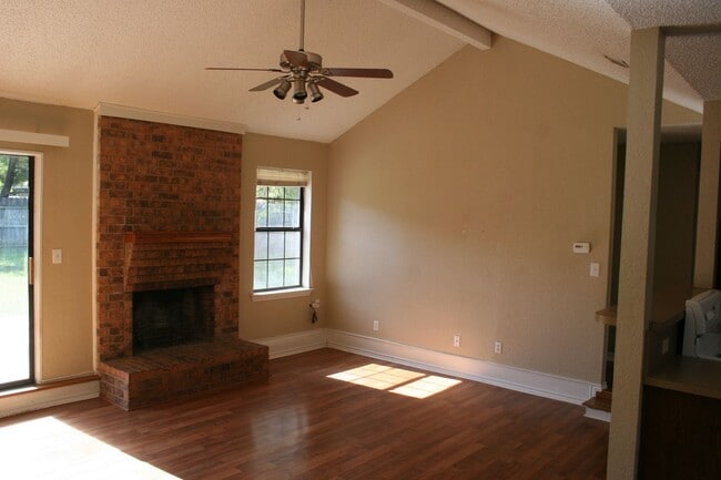 Building Photo - Great 3 Bdrm 2 Bath Home in Corinth Tx