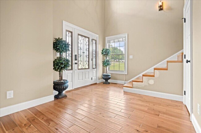 Building Photo - 200 Crooked Creek Dr