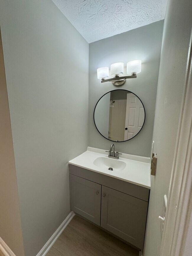 Building Photo - 105 Aster Pl