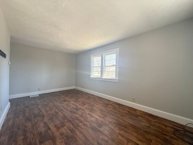 Building Photo - 3-Bedroom Home with Carport and Spacious Rooms Near Tennessee Tech & Downtown Cookeville