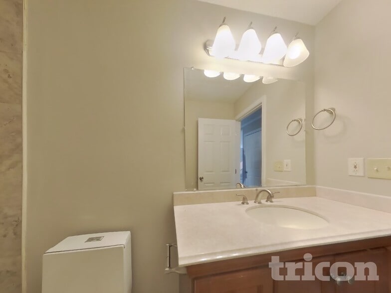 Building Photo - 2300 Timbercrest Dr