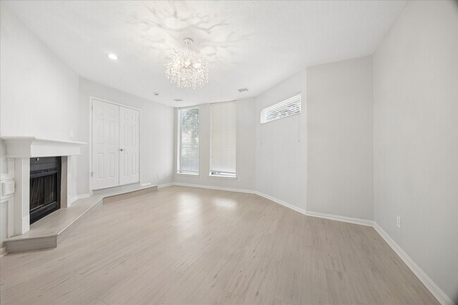 Building Photo - 4315 Westheimer Rd